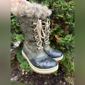 Women's SOREL Green and Black Winter Boots